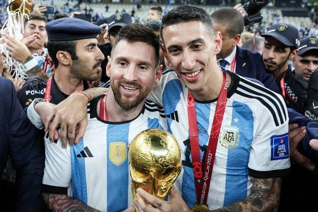 Sport Bilder des Tages QATAR, LUSAIL - DECEMBER 18, 2022: Argentina s captain Lionel Messi, player Angel di Maria (L-R) pose with the trophy after the trophy ceremony for the 2022 FIFA World Cup, WM, Weltmeisterschaft, Fussball final football match between Argentina and France at Lusail Iconic Stadium. Argentina won 3-3 (4-2) in a penalty shootout. Sergei Bobylev TASS  56489261