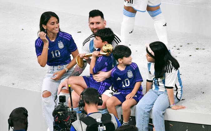 Football World Cup, Men, Qatar 2022, Final, Lusail Iconic Stadium, Argentina France 4 2 n E Lionel Messi ARG with his wife Antonella Roccuzzo and his children after the award ceremony FIFA REGULATES PROHIBIT ANY USE OF PHOTOGRAPHS AS IMAGE SEQUENCES AND OR QUASI VIDEO