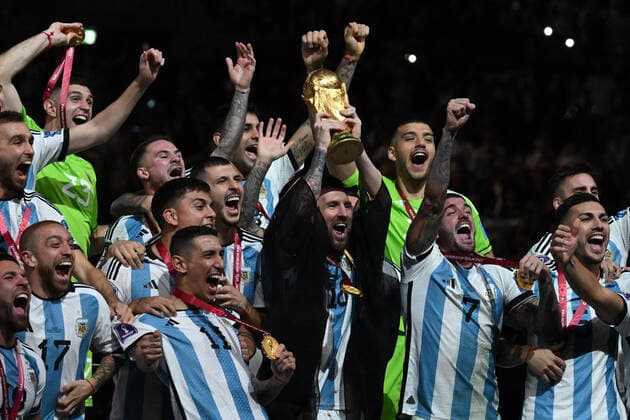 DOHA (QATAR), 12 18 2022 - WORLD CUP ARGENTINA vs FRANCE - MESSI Lionel celebrates with his teammates the world title after the final match between the teams of Argentina vs France, for the title dispute of the World Cup Qatar 2022 FIFA, at the Lusail Stadium, in Doha, this Sunday (18). Photo by Alexandre Brum Ag. frame 31119 (Alexandre Brum Ag. Enquadrar SPP) Copyright: xAlexandrexBrumx xAg.xEnquadrarx x spp-en-AlBrAgEn-DSC_4542