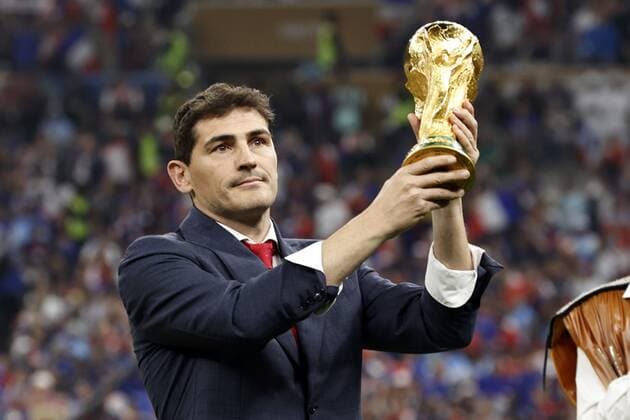 AL DAAYEN Iker Casillas presents the FIFA World Cup Trophy during the FIFA World Cup Qatar 2022 final match between Argentina and France at the Lusail Stadium on December 18, 2022 in Al Daayen, Qatar AP Dutch Height MAURICE OF STONE FIFA World Cup Qatar 2022 2022 xVIxANPxSportx xMauricexvanxSteenxWKxIVx 459620648 originalFilename: 459620648.jpg