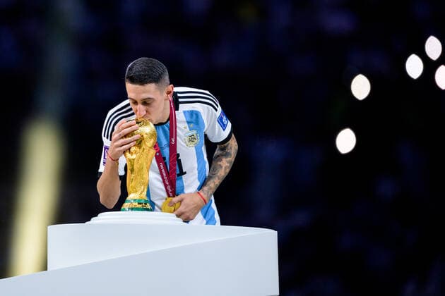 221218 Angel de Maria of Argentina kisses the FIFA World Cup trophy after the FIFA World Cup 2022 final between Argentina and France on December 18, 2022 in Doha Photo Joel Marklund PHOTO AGENCY code JM JM0415 bbeng football football soccer fotball world cup football world cup football world cup 2022 fifa world cup 2022 final argentina france france champions world champions FIFA World Cup Champions Gold medalist jubilation celebration,  Copyright: JOELxMARKLUND BB221218JM287