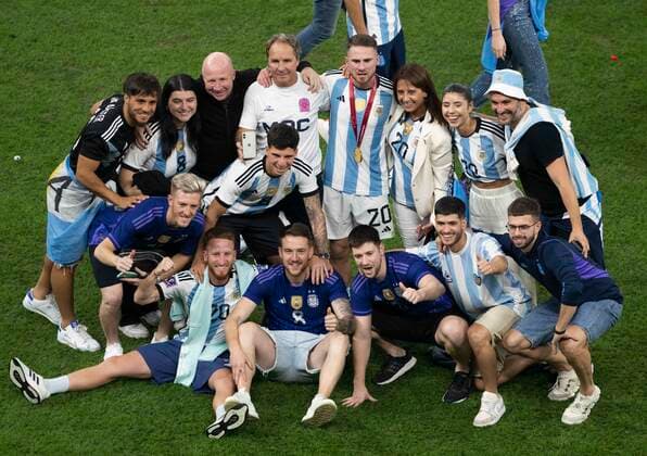LUSAIL CITY, QATAR - DECEMBER 18: Alexis Mac Allister of Argentina (centre) with his family after the FIFA World Cup, WM, Weltmeisterschaft, Fussball Qatar 2022 Final match between Argentina and France at Lusail Stadium on December 18, 2022 in Lusail City, Qatar. (Photo by Sebastian Frej) WCS  Copyright: xSebastianxFrej