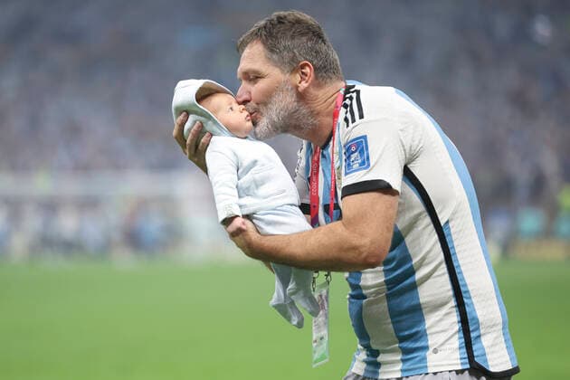 Sport Themen der Woche KW50 Sport Bilder des Tages (221218) -- LUSAIER, Dec. 18, 2022 -- A baby is kissed after the Final between Argentina and France at the 2022 FIFA World Cup, WM, Weltmeisterschaft, Fussball at Lusail Stadium in Lusail, Qatar, Dec. 18, 2022. ) (SP)QATAR-LUSAIL-2022 WORLD CUP-FINAL-ARG VS FRA LixMing 