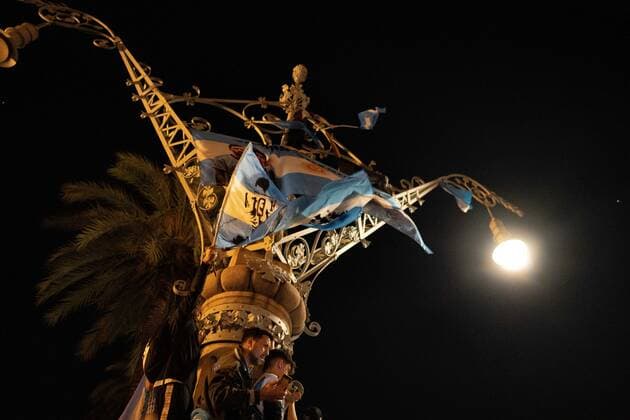 December 18, 2022, Barcelona, Catalonia, Spain: Madness takes hold of the Argentine citizens living in Barcelona, who celebrate the victory at the Arc de Triompf in Barcelona, they celebrate getting their third World Cup Barcelona Spain - ZUMAr179 20221218_zip_r179_005 Copyright: xEricxRenomx