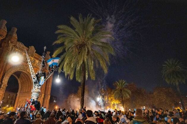 December 18, 2022, Barcelona, Catalonia, Spain: Madness takes hold of the Argentine citizens living in Barcelona, who celebrate the victory at the Arc de Triompf in Barcelona, they celebrate getting their third World Cup Barcelona Spain - ZUMAr179 20221218_zip_r179_011 Copyright: xEricxRenomx