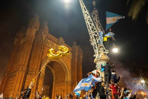 December 18, 2022, Barcelona, Catalonia, Spain: Madness takes hold of the Argentine citizens living in Barcelona, who celebrate the victory at the Arc de Triompf in Barcelona, they celebrate getting their third World Cup Barcelona Spain - ZUMAr179 20221218_zip_r179_017 Copyright: xEricxRenomx