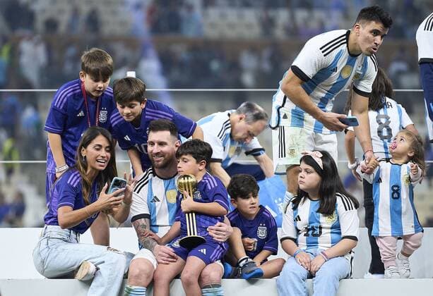 RECORD DATE NOT STATED FIFA World Cup, WM, Weltmeisterschaft, Fussball Qatar 2022 Argentina vs France Final Lionel Messi from Argentina, his wife Antonela Roccuzzo, sons Thiago, Mateo, Ciro after the game Argentina vs France, corresponding to the great final of the FIFA World Cup Qatar 2022, at Lusail Stadium, Lusail, Doha, on December 18, 2022. <br><br> Lionel Messi de Argentina, su esposa Antonela Roccuzzo, hijos Thiago, Mateo, Ciro, despues del partido Argentina vs Francia, correspondiente a la gran final de la Copa Mundial de la FIFA Catar 2022, en el Estadio Lusail, Lusail, Doha, el 18 de Diciembre de 2022 LUSAIL DOHA QATAR  Copyright: xJuanxLuisxDiazx 20221218_12040