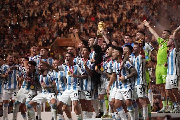 Football , FIFA World Cup 2022, Football World Cup Qatar 2022, Final, Final, Argentina France, Argentina France 18 12 2022, Lusail Stadium Doha Qatar, Argentina with Cup, Award Ceremony Photo Chai von der Laage FIFA regulations prohibit any use of photographs as image sequences and or quasi video EDITORIAL USE ONLY,