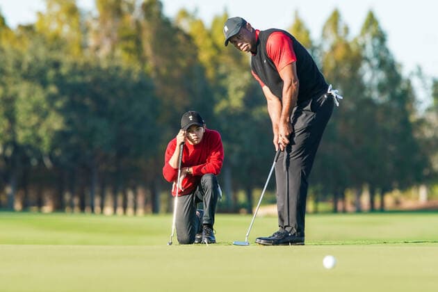 Bilder des Jahres 2022, Sport 12 Dezember Sport Themen der Woche KW50 December 18, 2022, Orlando, Florida, USA: Tiger Woods (R) and Charlie Woods line up a putt on the 18th green during the final round of the PNC Championship at The Ritz-Carlton Golf Club. Orlando USA - ZUMAw109 20221218_zap_w109_059 Copyright: xDebbyxWongx