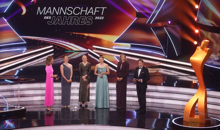 Baden Baden , athlete of the year 2022 , team of the year place2 , from left Katrin Müller Hohenstein Jessica Bianca Wessolly Lisa Mayer Gina Lückenkemper Alexandra Burghardt Rudi Cerne
