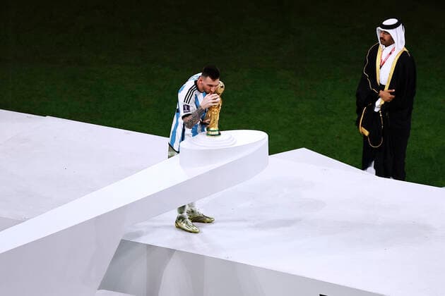 MESSI Lionel Weltmeister Team Argentinien bei der Siegerehrung mit dem Weltpokal FIFA World Cup, WM, Weltmeisterschaft, Fussball 2022 in Katar Finale Argentinien - Frankreich am 18.12 .2022 im Lusail Stadion DFL REGULATIONS PROHIBIT ANY USE OF PHOTOGRAPHS as IMAGE SEQUENCES and or QUASI-VIDEO *** MESSI Lionel World Champion Team Argentina at the award ceremony with the World Cup FIFA World Cup 2022 in Qatar Final Argentina France on 18 12 2022 at Lusail Stadium DFL REGULATES PROHIBIT ANY USE OF PHOTOGRAPHS as IMAGE SEQUENCES and or QUASI VIDEO Copyright: xLacixPerenyix
