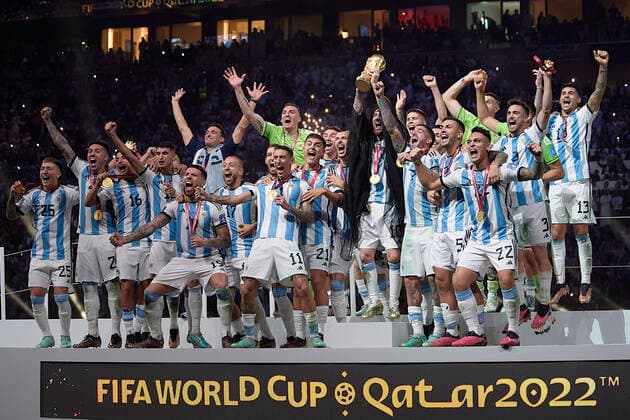 MESSI Lionel World Champion Team Argentina at the award ceremony the World Cup and his team FIFA World Cup 2022 in Qatar Final Argentina France on 18 12 2022 at Lusail Stadium DFL REGULATES PROHIBIT ANY USE OF PHOTOGRAPHS as IMAGE SEQUENCES and or QUASI VIDEO Copyright: xLacixPerenyix