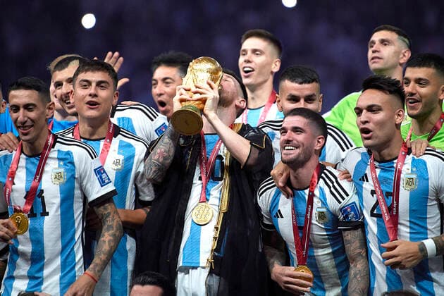 MESSI Lionel World Champion Team Argentina at the award ceremony the World Cup and his team FIFA World Cup 2022 in Qatar Final Argentina France on 18 12 2022 at Lusail Stadium DFL REGULATES PROHIBIT ANY USE OF PHOTOGRAPHS as IMAGE SEQUENCES and or QUASI VIDEO Copyright: xLacixPerenyix
