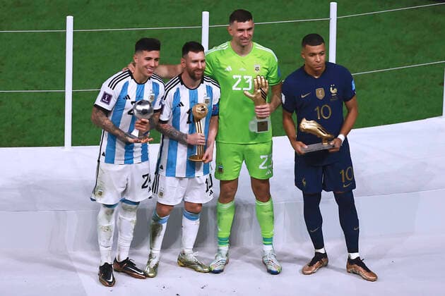 MESSI Lionel World Champion Team Argentina at the award ceremony with MBAPPE, goalkeeper MERTINEZ and FERNANDEZ Enzo FIFA World Cup 2022 in Qatar Final Argentina France on 18 12 2022 at Lusail Stadium DFL REGULATES PROHIBIT ANY USE OF PHOTOGRAPHS as IMAGE SEQUENCES and or QUASI VIDEO Copyright: xLacixPerenyix