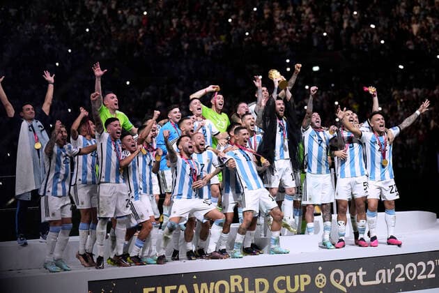 MESSI Lionel World Champion Team Argentina at the award ceremony the World Cup and his team FIFA World Cup 2022 in Qatar Final Argentina France on 18 12 2022 at Lusail Stadium DFL REGULATES PROHIBIT ANY USE OF PHOTOGRAPHS as IMAGE SEQUENCES and or QUASI VIDEO Copyright: xLacixPerenyix