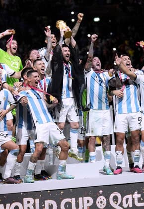 MESSI Lionel World Champion Team Argentina at the award ceremony the World Cup and his team FIFA World Cup 2022 in Qatar Final Argentina France on 18 12 2022 at Lusail Stadium DFL REGULATES PROHIBIT ANY USE OF PHOTOGRAPHS as IMAGE SEQUENCES and or QUASI VIDEO Copyright: xLacixPerenyix
