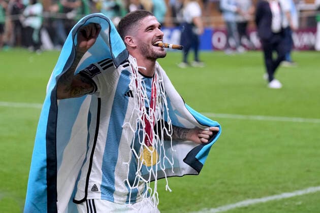 DE PAUL Rodrigo Team Argentina cuts from the goal net a souvenir FIFA World Cup 2022 in Qatar Final Argentina France on 18 12 2022 at Lusail Stadium DFL REGULATES PROHIBIT ANY USE OF PHOTOGRAPHS as IMAGE SEQUENCES and or QUASI VIDEO Copyright: xLacixPerenyix