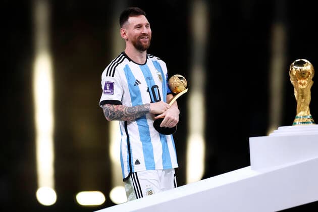 MESSI Lionel World Champion Team Argentina at the award ceremony the World Cup FIFA World Cup 2022 in Qatar Final Argentina France on 18 12 2022 at Lusail Stadium DFL REGULATES PROHIBIT ANY USE OF PHOTOGRAPHS as IMAGE SEQUENCES and or QUASI VIDEO Copyright: xLacixPerenyix