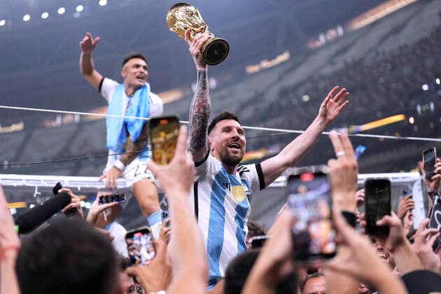 MESSI Lionel World Champion Team Argentina at the award ceremony with the World Cup FIFA World Cup 2022 in Qatar Final Argentina France on 18 12 2022 at Lusail Stadium DFL REGULATES PROHIBIT ANY USE OF PHOTOGRAPHS as IMAGE SEQUENCES and or QUASI VIDEO Copyright: xLacixPerenyix