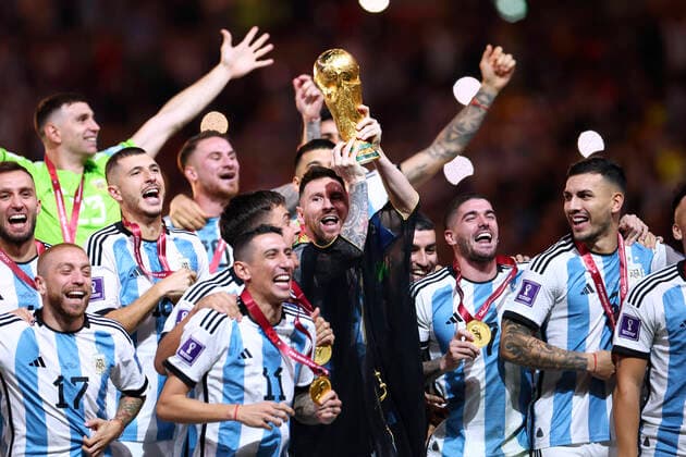 MESSI Lionel World Champion Team Argentina at the award ceremony the World Cup and his team FIFA World Cup 2022 in Qatar Final Argentina France on 18 12 2022 at Lusail Stadium DFL REGULATES PROHIBIT ANY USE OF PHOTOGRAPHS as IMAGE SEQUENCES and or QUASI VIDEO Copyright: xLacixPerenyix