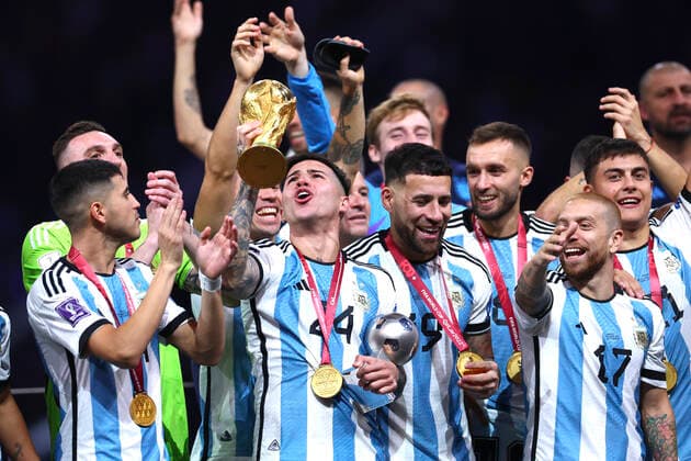 FERNANDEZ Enzo World Champion Team Argentina at the award ceremony the World Cup and his team FIFA World Cup 2022 in Qatar Final Argentina France on 18 12 2022 at Lusail Stadium DFL REGULATIONS PROHIBIT ANY USE OF PHOTOGRAPHS as IMAGE SEQUENCES and or QUASI VIDEO Copyright: xLacixPerenyix