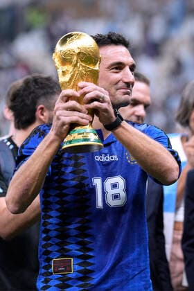 SCALONI Lionel coach World Champion Team Argentina at the award ceremony with the World Cup FIFA World Cup 2022 in Qatar Final Argentina France on 18 12 2022 at Lusail Stadium DFL REGULATIONS PROHIBIT ANY USE OF PHOTOGRAPHS as IMAGE SEQUENCES and or QUASI VIDEO Copyright: xLacixPerenyix