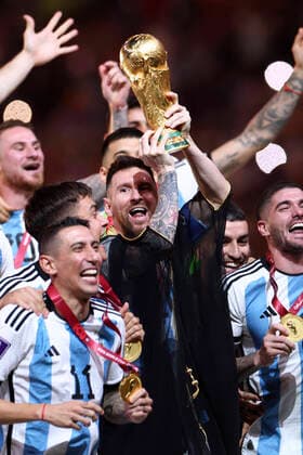 MESSI Lionel World Champion Team Argentina at the award ceremony the World Cup and his team FIFA World Cup 2022 in Qatar Final Argentina France on 18 12 2022 at Lusail Stadium DFL REGULATES PROHIBIT ANY USE OF PHOTOGRAPHS as IMAGE SEQUENCES and or QUASI VIDEO Copyright: xLacixPerenyix
