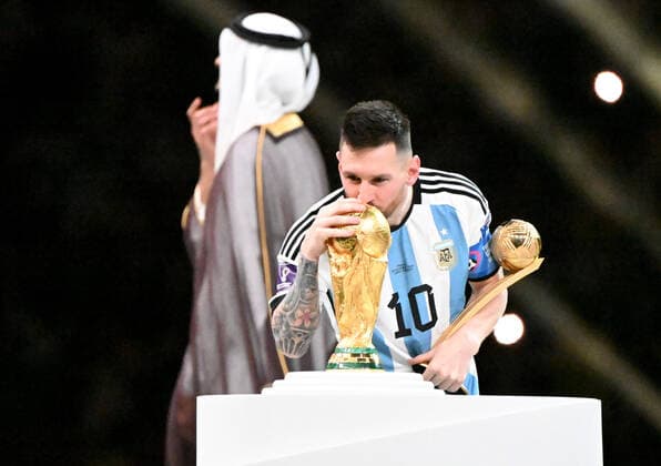 Football, men, 2022 23 season, World Cup in Qatar, final, Argentina France 2 2, 3 3 n V, 4 2 i E at Lusail Iconic Stadium in Lusail, Lionel Messi Argentina kisses the trophy, cheers after the final whistle, 18 12 2022, Copyright: xMatthiasxKochx