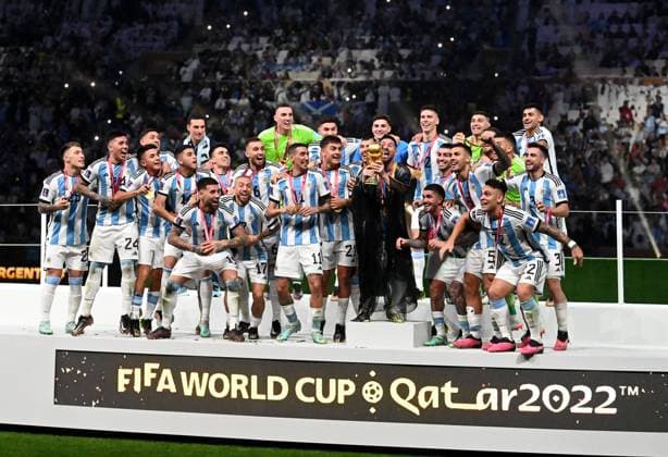 Football, men, 2022 23 season, World Cup in Qatar, final, Argentina France 2 2, 3 3 n V, 4 2 i E at Lusail Iconic Stadium in Lusail, winning photo Argentina, Lionel Messi Argentina with trophy and cape he received from Emir Tamim bin Hamad Al Thani, 18 12 2022, Copyright: xMatthiasxKochx