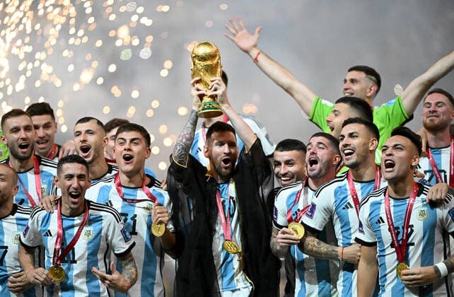 Football, men, 2022 23 season, World Cup in Qatar, final, Argentina France 2 2, 3 3 n V, 4 2 i E at Lusail Iconic Stadium in Lusail, winning photo Argentina, Lionel Messi Argentina with trophy and cape he received from Emir Tamim bin Hamad Al Thani, 18 12 2022, Copyright: xMatthiasxKochx