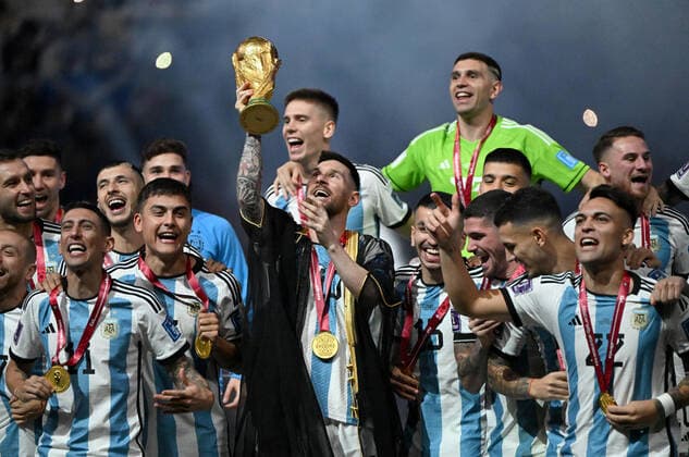 Football, men, 2022 23 season, World Cup in Qatar, final, Argentina France 2 2, 3 3 n V, 4 2 i E at Lusail Iconic Stadium in Lusail, winning photo Argentina, Lionel Messi Argentina with trophy, medal and cape he received from Emir Tamim bin Hamad Al Thani, 18 12 2022, Copyright: xMatthiasxKochx