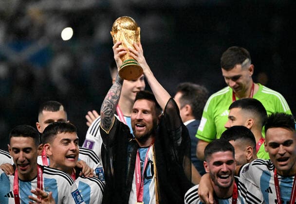 Football, men, 2022 23 season, World Cup in Qatar, final, Argentina France 2 2, 3 3 n V, 4 2 i E at Lusail Iconic Stadium in Lusail, winning photo Argentina, Lionel Messi Argentina with trophy, medal and cape he received from Emir Tamim bin Hamad Al Thani, 18 12 2022, Copyright: xMatthiasxKochx