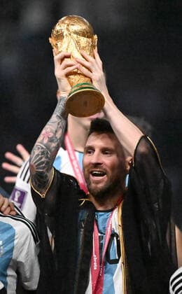 Football, men, 2022 23 season, World Cup in Qatar, final, Argentina France 2 2, 3 3 n V, 4 2 i E at Lusail Iconic Stadium in Lusail, winning photo Argentina, Lionel Messi Argentina with trophy, medal and cape he received from Emir Tamim bin Hamad Al Thani, 18 12 2022, Copyright: xMatthiasxKochx