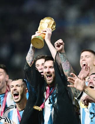 FOOTBALL World Cup 2022 Final Argentina France 18 12 2022 Award Ceremony, CHEER World Champion Argentina Lionel Messi in cape Bischt with World Cup Trophy