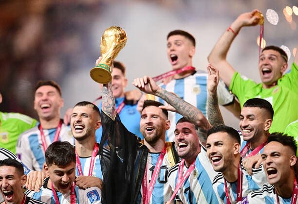 FOOTBALL World Cup 2022 Final Argentina France 18 12 2022 Award Ceremony, CHEER World Champion Argentina Angel Di Maria, Paulo Dybala, Lionel Messi in cape Bischt with World Cup trophy, Rodrigo de Paul, Leandro Paredes and Lautaro Martinez v li