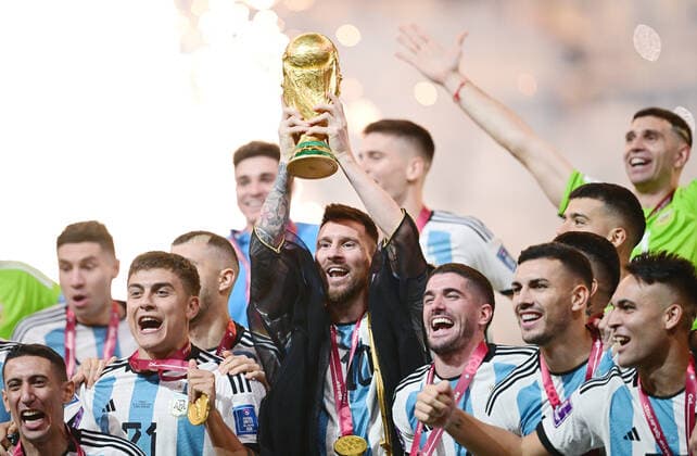 FOOTBALL World Cup 2022 Final Argentina France 18 12 2022 Award Ceremony, CHEER World Champion Argentina Angel Di Maria, Paulo Dybala, Lionel Messi in cape Bischt with World Cup trophy, Rodrigo de Paul, Leandro Paredes and Lautaro Martinez v li