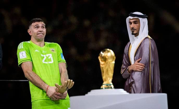 Doha, Qatar. 18th Dec, 2022. Torwart Emiliano Martinez (Arg) celebrates with the golden glove award Argentina - France Final Match Argentinien - Frankreich World Cup 2022 in Qatar 18.12.2022 *** Doha, Qatar 18th Dec, 2022 Goalkeeper Emiliano Martinez Arg celebrates with the golden glove award Argentina France Final Match Argentina France World Cup 2022 in Qatar 18 12 2022