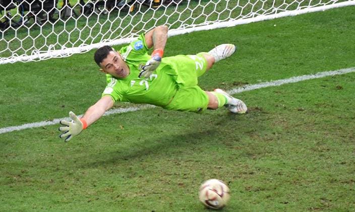 Fussball Weltmeisterschaft, Herren, Qatar 2022, Finale, Lusail Iconic Stadium, Argentinien - Frankreich 4:2 n.E.; Emiliano Martinez (ARG) beim Elfmeter von Aurelien Tchouameni (FRA), der am Tor vorbei schiesst. FIFA REGULATIONS PROHIBIT ANY USE OF PHOTOGRAPHS AS IMAGE SEQUENCES AND OR QUASI-VIDEO *** Football World Cup, Men, Qatar 2022, Final, Lusail Iconic Stadium, Argentina France 4 2 n E Emiliano Martinez ARG taking penalty from Aurelien Tchouameni FRA , shooting past goal FIFA REGULATES PROHIBIT ANY USE OF PHOTOGRAPHS AS IMAGE SEQUENCES AND OR QUASI VIDEO