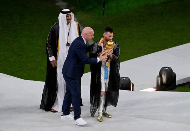 FUSSBALL WM 2022 Finale Argentinien - Frankreich 18.12.2022 Lionel Messi nimmt im Umhang (Bischt) den WM Pokal von Tamim bin Hamad Al Thani (Emir von Katar) und Fifa-Praesident Gianni Infantino entgegen *** FOOTBALL World Cup 2022 Final Argentina France 18 12 2022 Lionel Messi in cape Bischt receives the World Cup trophy from Tamim bin Hamad Al Thani Emir of Qatar and Fifa President Gianni Infantino