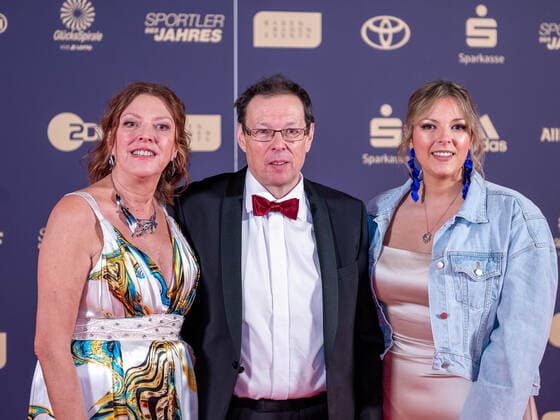 Dobbratz family, from left Beate, Klaus, Debbie, athlete of the year, awarding the honor in 2022, 18 12 2022, Eibner Pressefoto Sascha Walther athlete of the year, awarding the honor in 2022, 18 12 2022 Baden Baden. Copyright: xEibner-Pressefotox EP_EER