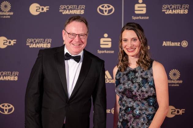 DOSB Torsten Burmester chairman of the board and Miriam Welte vice president, athlete of the year, awarding the honor in 2022, 18 12 2022, Eibner Pressefoto Sascha Walther athlete of the year, awarding the honor in 2022, 18 12 2022 Baden Baden. Copyright: xEibner-Pressefotox EP_EER