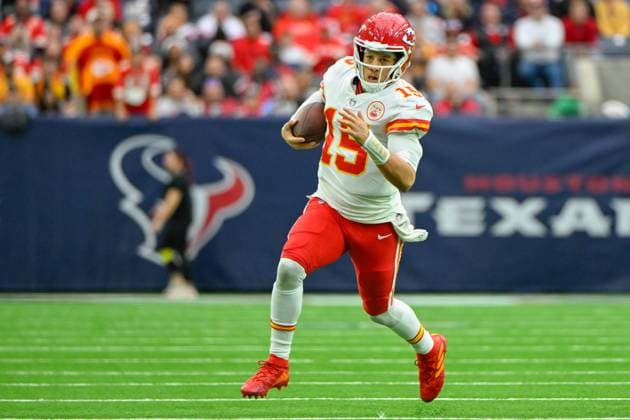 HOUSTON, TX - DECEMBER 18: Kansas City Chiefs quarterback Patrick Mahomes (15) finds open running room to the outside during the football game between the Kansas City Chiefs and Houston Texans at NRG Stadium on December 18, 2022 in Houston, Texas. (Photo by Ken Murray Icon Sportswire) NFL, American Football Herren, USA DEC 18 Chiefs at Texans Icon221218059