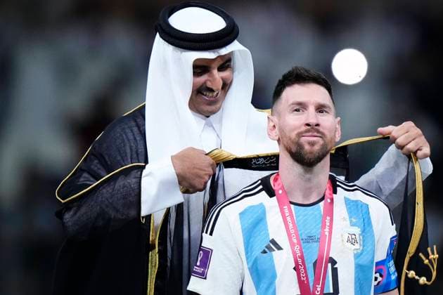 Argentina v France: Final - FIFA World Cup, WM, Weltmeisterschaft, Fussball Qatar 2022 Qatar™s Emir Tamim Bin Hamad Al Thani puts the besht to Lionel Messi right winger of Argentina and Paris Saint-Germain after the FIFA World Cup Qatar 2022 Final match between Argentina and France at Lusail Stadium on December 18, 2022 in Lusail City, Qatar. Lusail City Qatar  Copyright: xJosexBretonx originalFilename:breton-argentin221218_npgrK.jpg
