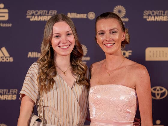 Right Lea Meyer, silver medalist at the European Championships in Munich over 3000 meters steeplechase, left Lotta Meyer sister , athlete of the year, awarding the honor in 2022, 18 12 2022, Eibner Pressefoto Sascha Walther athlete of the year, awarding the honor in 2022, 18 12 2022 Baden Baden. Copyright: xEibner-Pressefotox EP_EER
