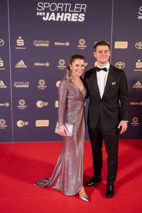 Lisa Ressler, wife of award winner Felix Loch, right Vladyslav Heraskevych Skeleton rider, Ukraine ,, Sportsman of the year, awarding the honor in 2022, 18 12 2022, Eibner Pressefoto Sascha Walther Sportsman of the year, awarding the honor in 2022, 18 12 2022 Baden Baden. Copyright: xEibner-Pressefotox EP_EER