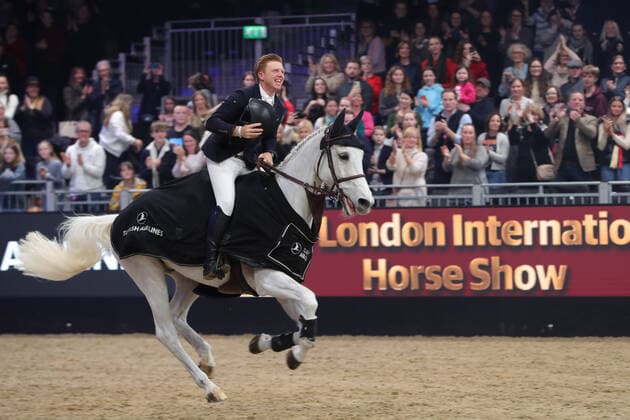 Bilder des Jahres 2022, Sport 12 Dezember Sport Themen der Woche KW51 Sport Bilder des Tages 19th December 2022, ExCel Centre, London, England; 2022 International Horse of the Year Show Day 5; Matt Sampson riding Ebolensky celebrates winning The Turkish Airlines London Grand Prix  ActionPlus12460140 JonxBromley