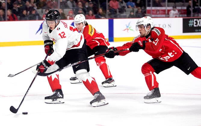 December 19, 2022, Moncton, NB, Canada: Canada™s Reid Schaefer breaks away from Switzerland™s Dario Sidler, right, during second period IIHF World Junior Hockey Championship pre-tournament hockey action in Moncton, N.B., on Monday, Dec. 19, 2022. Canada News - December 19, 2022 - ZUMAc35_ 20221219_zaf_c35_067 Copyright: xRonxWardx