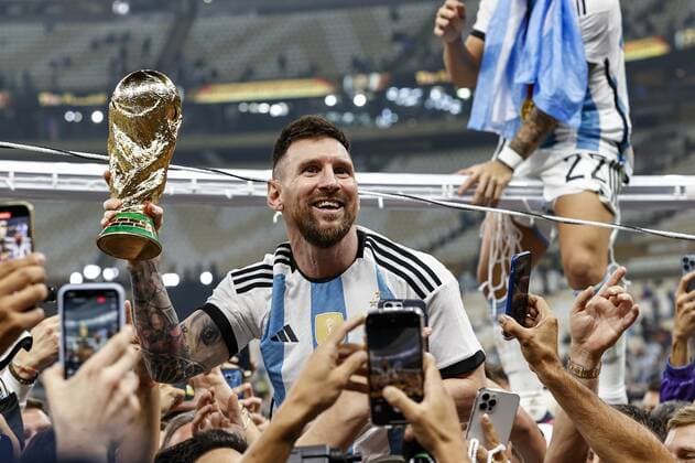AL DAAYEN - Lionel Messi of Argentina with the world cup trophy, FIFA World Cup, WM, Weltmeisterschaft, Fussball Trophy during the FIFA World Cup Qatar 2022 final match between Argentina and France at Lusail Stadium on December 18, 2022 in Al Daayen, Qatar. AP Dutch Height MAURICE OF STONE FIFA World Cup Qatar 2022 2022 xVIxANPxSportx xMauricexvanxSteenxWKxIVx *** AL DAAYEN Lionel Messi of Argentina with the world cup trophy, FIFA World Cup Trophy during the FIFA World Cup Qatar 2022 final match between Argentina and France at Lusail Stadium on December 18, 2022 in Al Daayen, Qatar AP Dutch Height MAURICE OF STONE FIFA World Cup Qatar 2022 2022 xVIxANPxSportx xMauricexvanxSteenxWKxIVx 459695838 originalFilename: 459695838.jpg