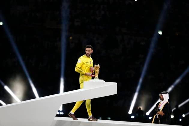 LUSAIL, QATAR - DECEMBER 18: Player of France Hugo Lloris receives the silver medal after the FIFA World Cup, WM, Weltmeisterschaft, Fussball Qatar 2022 Final match between Argentina and France on December 18, 2022, at Lusail Iconic Stadium in Lusail, Qatar. (Photo by Florencia Tan Jun PxImages Icon Sportswire) SOCCER: DEC 18 FIFA World Cup Final - France v Argentina Icon221218109