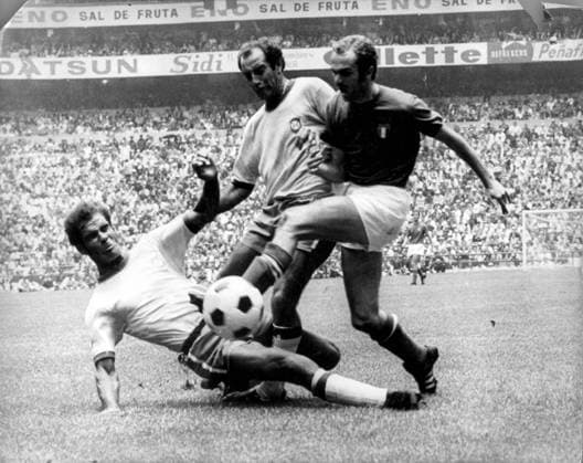 PALUPI 1970 World Cup Final. Italy v Brazil. Italian attacker Alessandro Mazzola (right) and Brazilians Brito (falling) and Gerson in a duel for the ball. 21st June 1970 Mexico  Copyright: xTopFotox 0025583